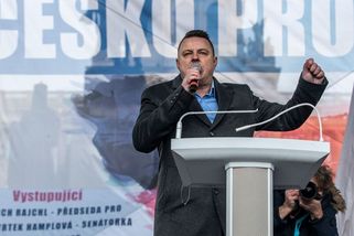 Rajchl a spol. Kdo skrytě pomáhá obchodníkům se strachem plnit Václavák - Seznam Zprávy